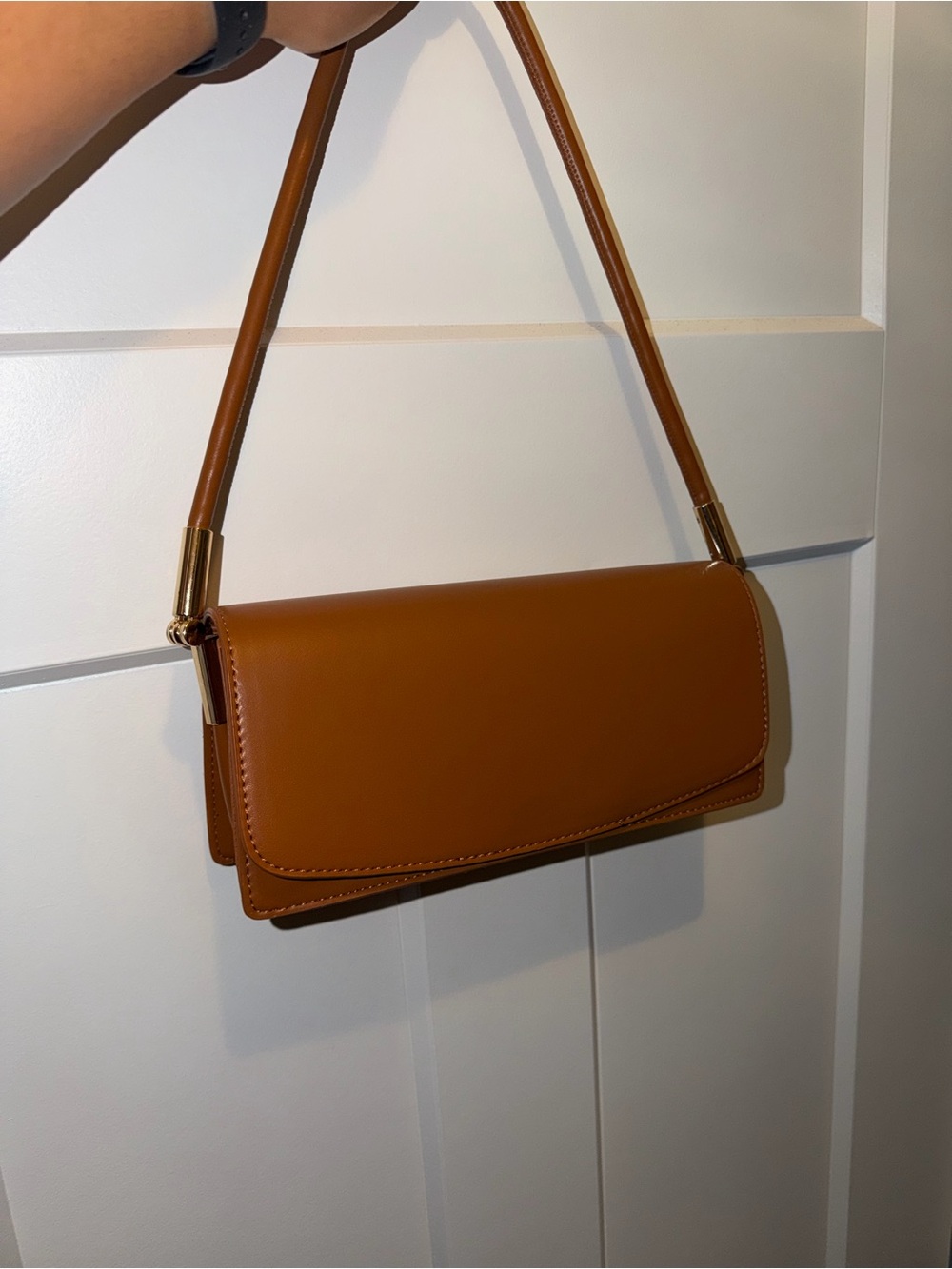Classic Tan Shoulder Bag - Sleek Leather Style